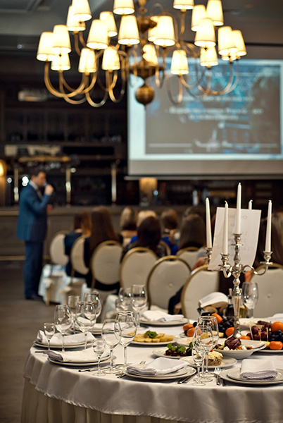 Presentation at the restaurant, conference with feast. 